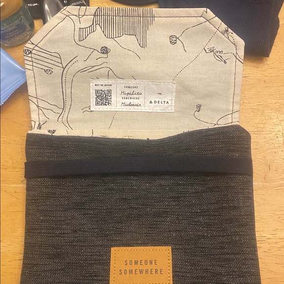 Someone Somewhere for Delta filled travel pouch w B&BWs, Hempz, Neutrogena more - Picture 3 of 8